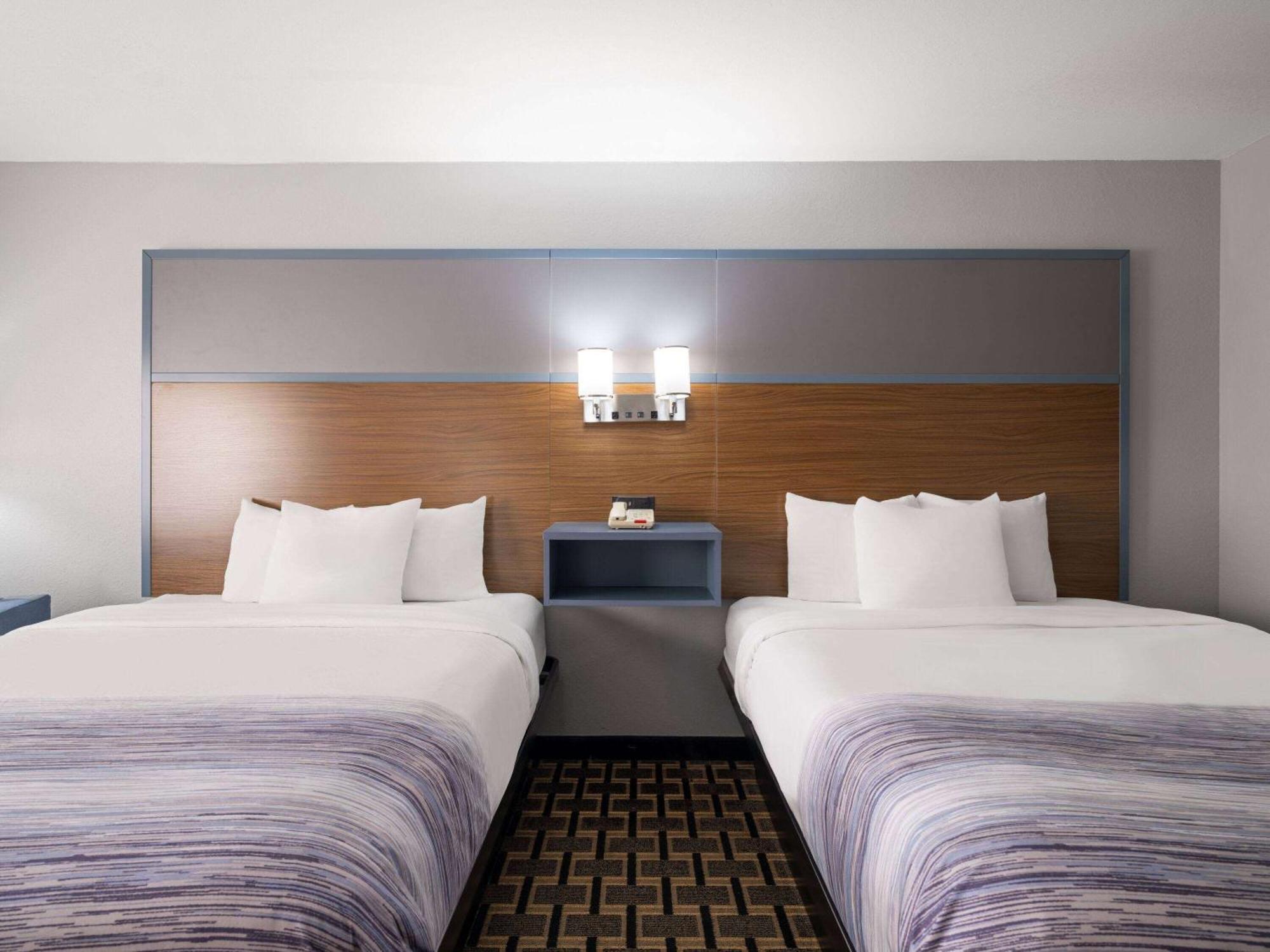 Americinn By Wyndham Woodstock Il Extérieur photo